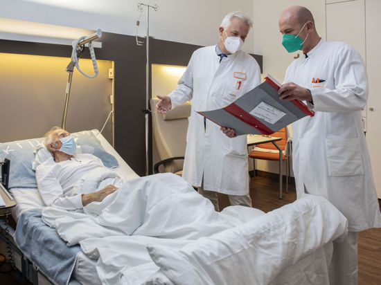 Ärzte stehen am Klinikum Baden-Baden-Balg am Bett eines Patienten.