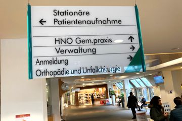 Eine Tafel im Foyer des Klinikums Mittelbaden Baden-Baden-Balg weist auf verschiedene medizinische Abteilungen hin.