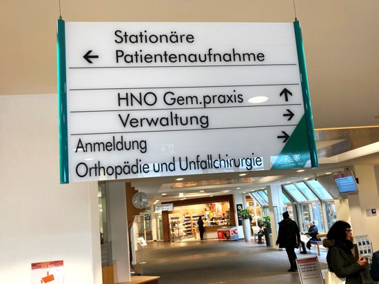 Eine Tafel im Foyer des Klinikums Mittelbaden Baden-Baden-Balg weist auf verschiedene medizinische Abteilungen hin.