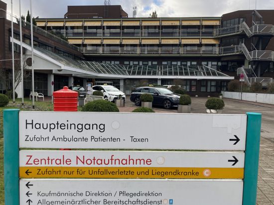 Mehrere Taxis stehen vor dem Gebäude des Klinikums Mittelbaden Baden-Baden-Balg.