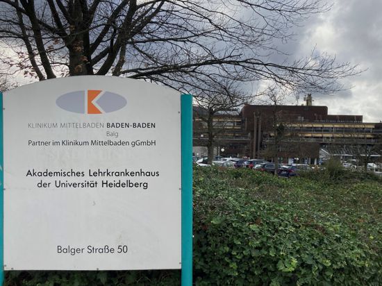 Ein Schild an der Einfahrt weist auf das Klinikums Mittelbaden Baden-Baden-Balg hin.