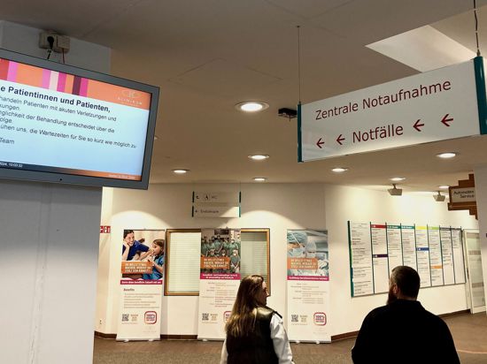 In der Wartezone der Zentralen Notaufnahme im Klinikum Mittelbaden Baden-Baden-Balg erhalten Besucher und Patienten auf Monitoren unter anderem Infos zum Klinikbetrieb.