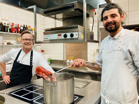 Matias Acuña (rechts) ist Souschef im Restaurant Nigrum in Baden-Baden. Er steht mit Küchenchef Roland Ettl in der Restaurantküche. 