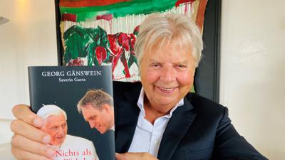 Karlheinz Kögel hält das Buch „Nichts als die Wahrheit“ von Georg Gänswein in der Hand. 