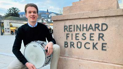 Konstantin Kölmel steht an der Fieser-Brücke in Baden-Baden. Der junge Schlagzeuger plant das Musikprogramm für das neue „Baden-Baden lebt Festival“. Premiere ist Mitte Juni auf der sanierten Brücke. 