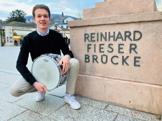 Konstantin Kölmel steht an der Fieser-Brücke in Baden-Baden. Der junge Schlagzeuger plant das Musikprogramm für das neue „Baden-Baden lebt Festival“. Premiere ist Mitte Juni auf der sanierten Brücke. 