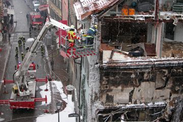 Nach dem Brand in der Altstadt von Konstanz bringt THW-Helfer Tobias Schäfer die Spiegelprismen des ESS-Geräts an einem einsturzgefährdeten Haus an.