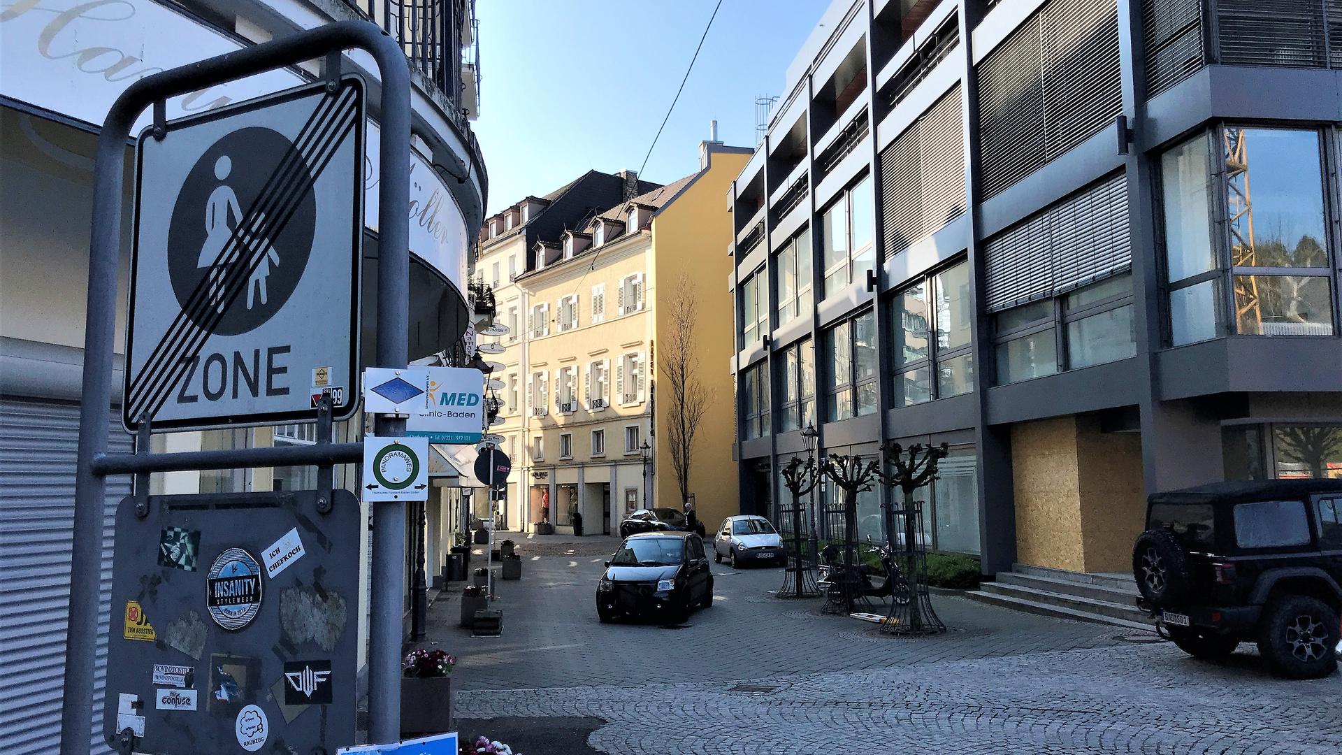 Ein Auto fährt durch die Kreuzstraße in Baden-Baden.