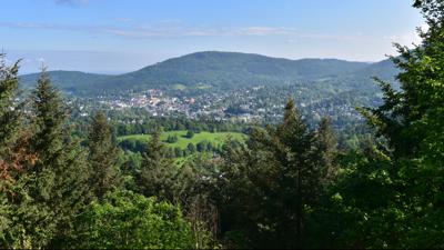 Einen schönen Weitblick auf Baden-Baden haben Wanderer vom kleinen Hüttenpavillon auf dem Loisfelsen.
