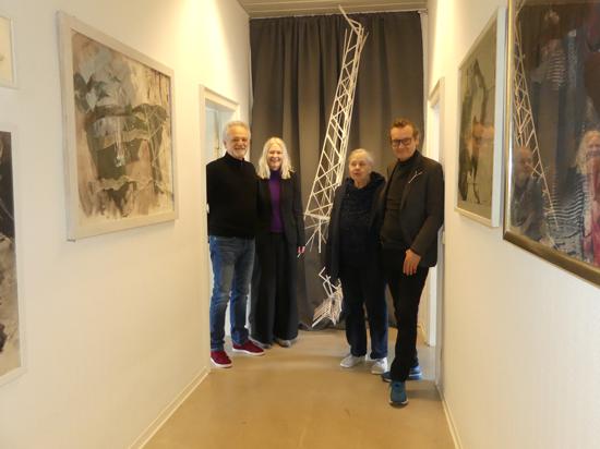 Werner Henn (v.l.), Galeristin Sabine Scheltwort, Friederike Fecht und Thaddäus Hüppi mit Werken von Lutz Fecht.