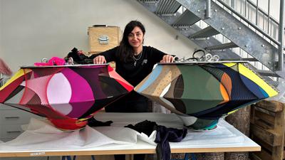 Die Künstlerin Nevin Aladağ  zeigt Lampen, die sie aus verschiedenfarbigen Feinstrumpfhosen gestaltet hat.