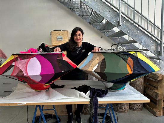 Die Künstlerin Nevin Aladağ  zeigt Lampen, die sie aus verschiedenfarbigen Feinstrumpfhosen gestaltet hat.