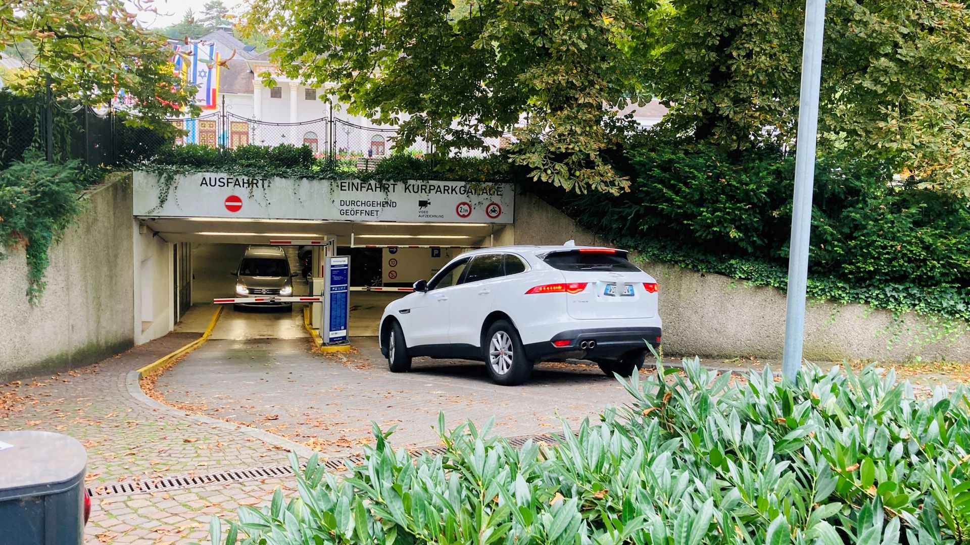 Ein Auto fährt in die Kurhausgarage in Baden-Baden.