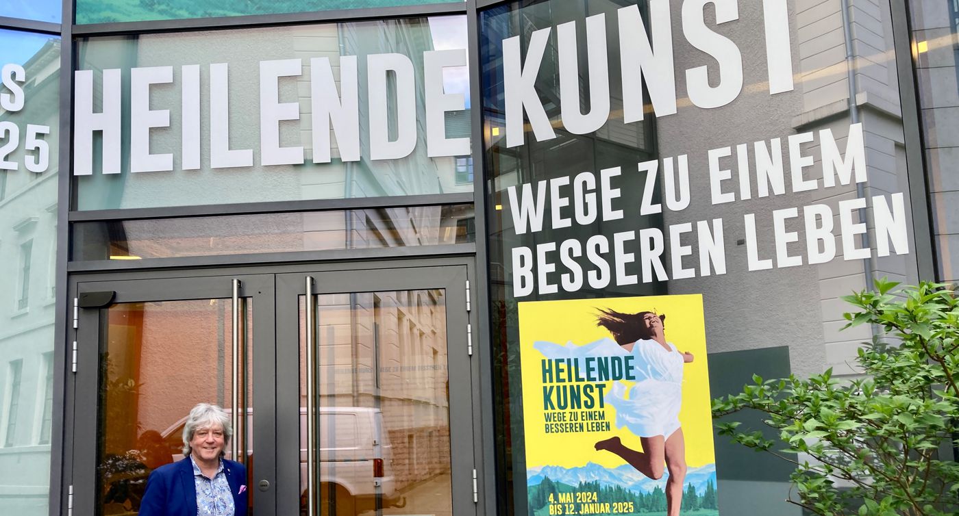 Am Eingang des Museums LA8 in Baden-Baden wird schon für die Ausstellung „Heilende Kunst“ geworben. 