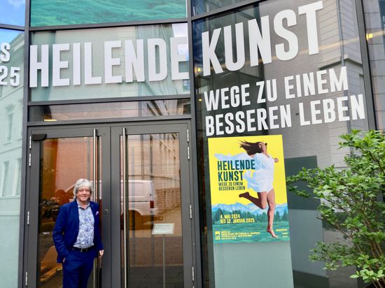 Am Eingang des Museums LA8 in Baden-Baden wird schon für die Ausstellung „Heilende Kunst“ geworben. 