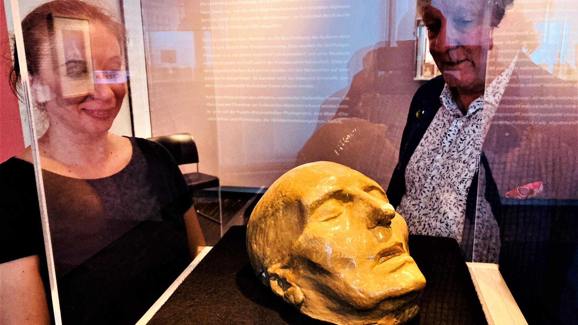 In einer Vitrine des Museums LA8 in Baden-Baden ist eine Gipsmaske der fünffachen Kindsmörderin Elisabeth Wiese ausgestellt. 