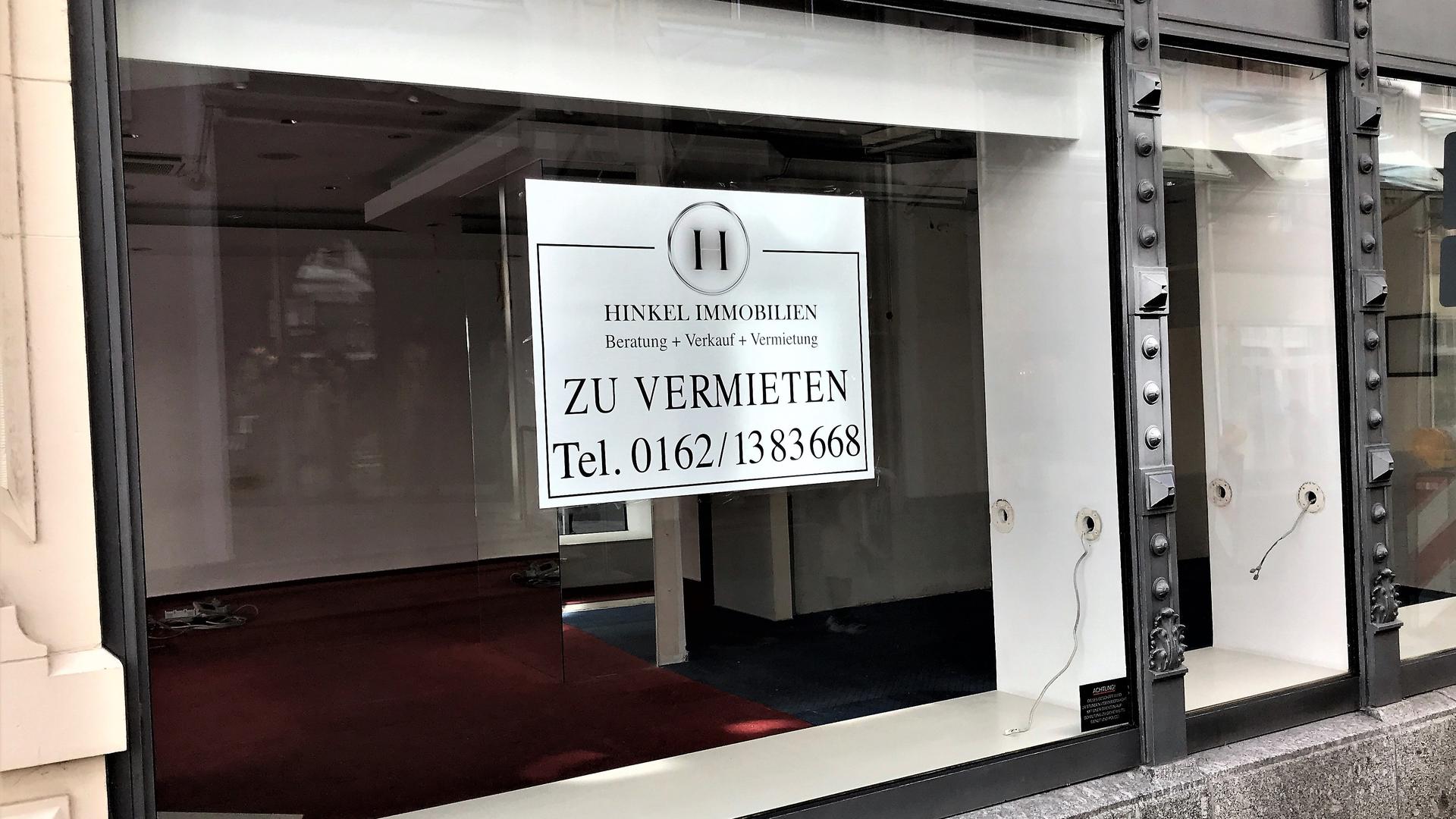 Ein Schild in einem Schaufenster weist auf die Neuvermietung eines Ladens in der Baden-Badener Innenstadt hin.