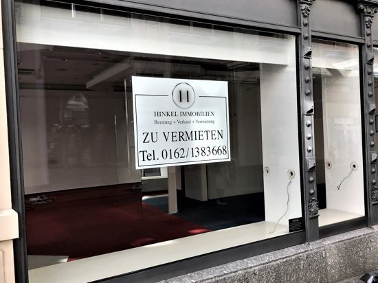 Ein Schild in einem Schaufenster weist auf die Neuvermietung eines Ladens in der Baden-Badener Innenstadt hin.