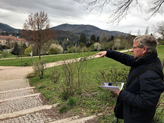 Gartenamtschef Markus Brunsing zeigt auf das Gelände am Hungerberg, wo 1981 die Landesgartenschau Baden-Baden stattgefunden hat.