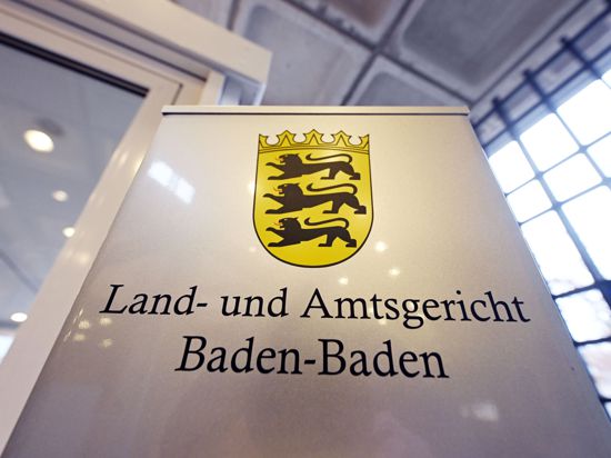 Im Landgericht Baden-Baden ist ein Schild angebracht, auf dem „Land – und Amtsgericht Baden-Baden“ steht. 