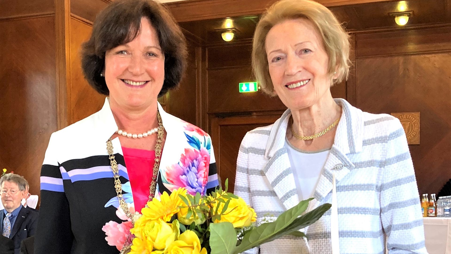 Oberbürgermeisterin Marget Mergen (links) würdigt Ex- Oberbürgermeisterin Sigrun Lang für ihre Verdienste um das Hospiz Kafarnaum im Stadtteil Ebersteinburg mit der Landesehrennadel. 