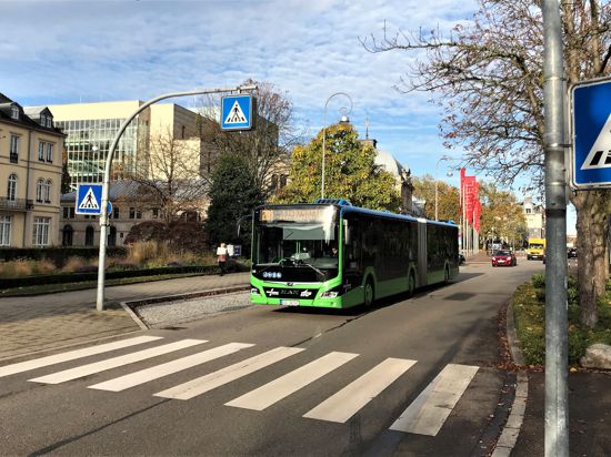 Ein Bus nähert sich dem Fußgängerüberweg in der Baden-Badener Lange Straße beim Festspielhaus.