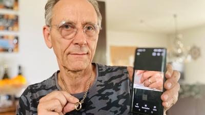 Den Ehering seiner verstorbenen Frau trägt Jürgen Lange an einer Kette um den Hals. Auf seinem Handy hat er ein Foto des im Klinikum Mittelbaden in Balg abhanden gekommenen Rings gespeichert.
