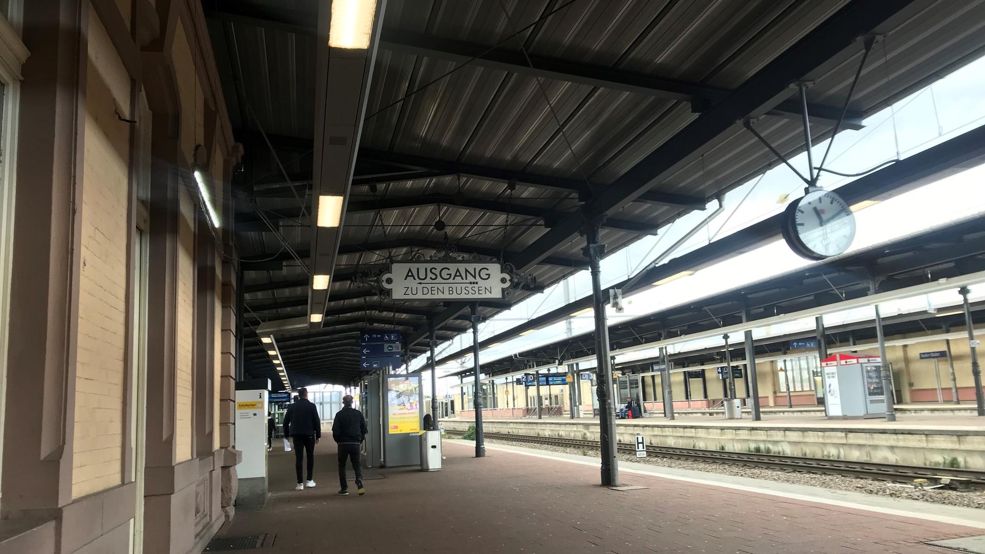 Von wegen Energiesparen: Am Bahnhof von Baden-Baden brennen die Lampen wochenlang auch tagsüber. Das ärgert die Leser.