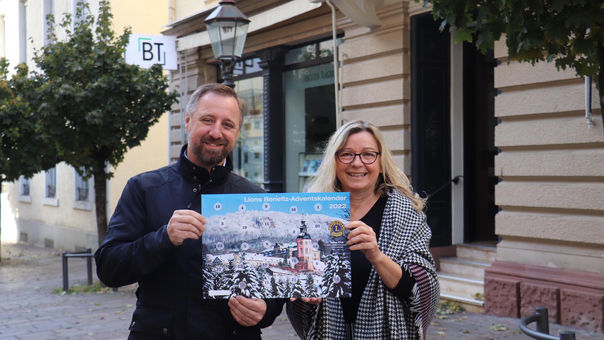 Präsentieren den neuen Kalender: Der aktuelle Club-Präsident Jens Mathews und Pressebeauftragte Monika Precechtel vor der Geschäftsstelle von BT und BNN.
