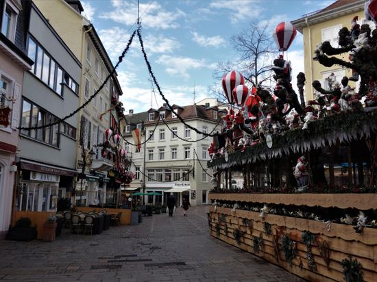Nur wenige Menschen bummeln durch die weihnachtliche geschmückte Innenstadt von Baden-Baden.
