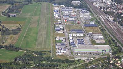 Das Foto zeigt den Segelflugplatz Baden-Oos und das Gewerbegebiet Oos-West.