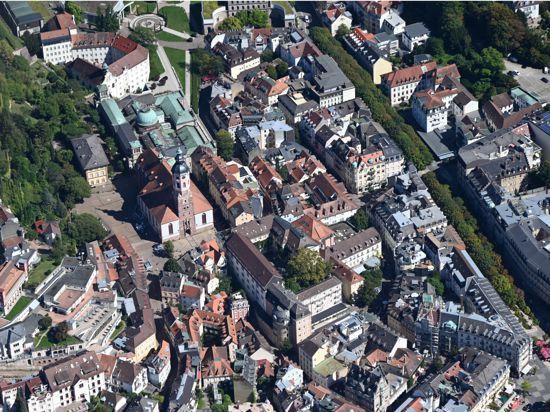Ein Luftbild zeigt Baden-Baden mit Rathaus und Stiftskirche.
