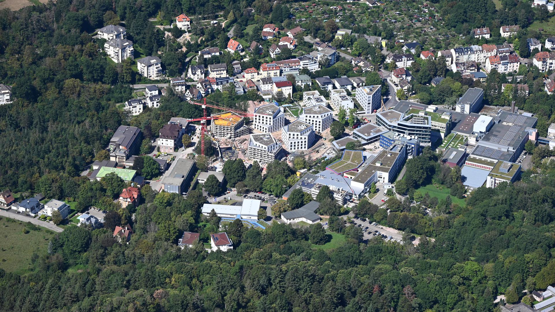 Luftbild von Baden-Baden mit SWR und Neubau.
