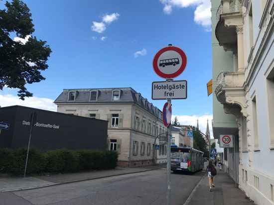 Derzeit stark vom Verkehr belastet: Während der Umgestaltung der Lichtentaler Straße fahren unter anderem die Busse der Baden-Badener Verkehrsbetriebe durch die Maria-Viktoria-Straße. 