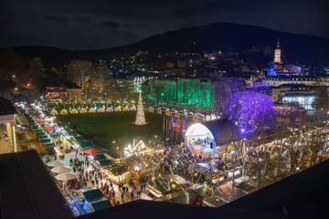 Blick von oben auf den Weihnachtsmarkt in Baden-Baden.