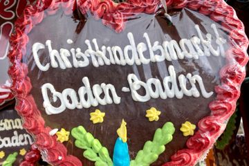 Ein Lebkuchenherz trägt die Aufschrift „Christkindelsmarkt Baden-Baden“.