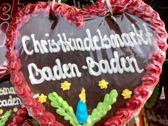 Ein Lebkuchenherz trägt die Aufschrift „Christkindelsmarkt Baden-Baden“.
