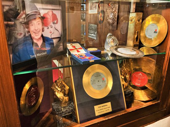 Eine Vitrine im Restaurant „Mönchhof“ in Gaggenau Moosbronn zeigt Erinnerungstücke an den Sänger Tony Marshall, darunter Goldene Schallplatten. 