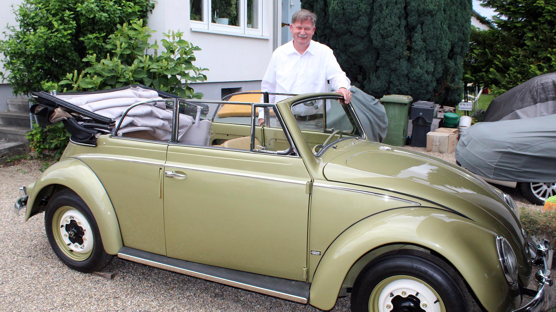 Luxus-Käfer mit einzigartiger Farbgebung: Martin Walter wollte beim Oldtimer-Meeting in Baden-Baden erstmals sein frisch restauriertes VW-Cabrio von 1957 präsentieren. Doch das Auto hat technische Probleme. Jetzt springt der „Brezelkäfer“ ein.