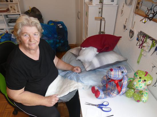 Martina Herold macht aus alten Kissen und Decken Füllmaterial für Kuscheltiere 