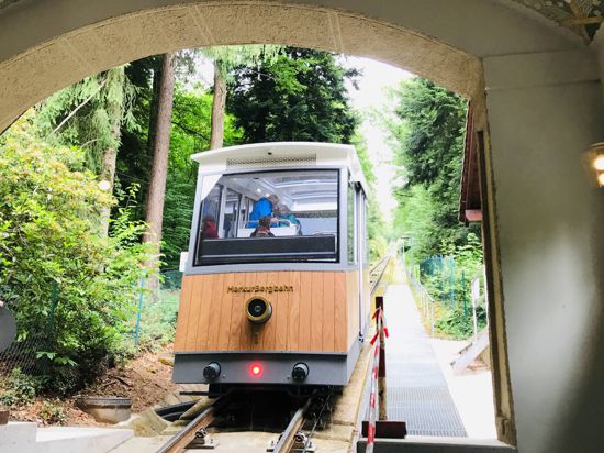 Die Merkur-Bergbahn in Baden-Baden fährt los.
