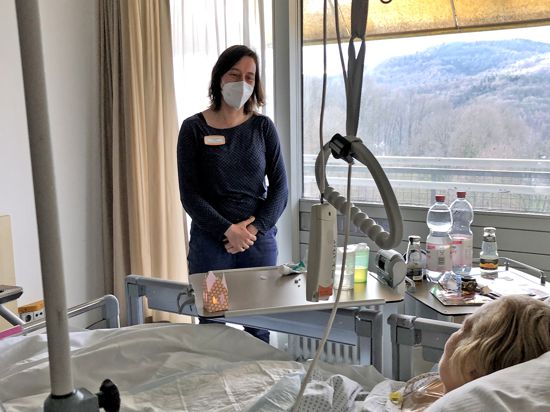 Mit Abstand und Maske im Patientenzimmer: Pfarrerin Mirjam Keim begleitet eine Patientin in der Klinik in Baden-Baden-Balg und leistet ihr seelsorgerlichen Beistand in der Ausnahmesituation „Krankenhaus“.