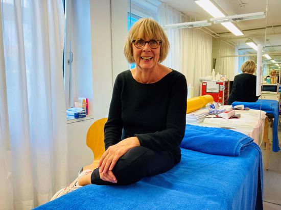 Monika Brandt ist mehr als nur die Physiotherapeutin für die Tänzerinnen und Tänzer des Hamburg Ballett. Im Festspielhaus hat sie ihre mobile Praxis eingerichtet. 