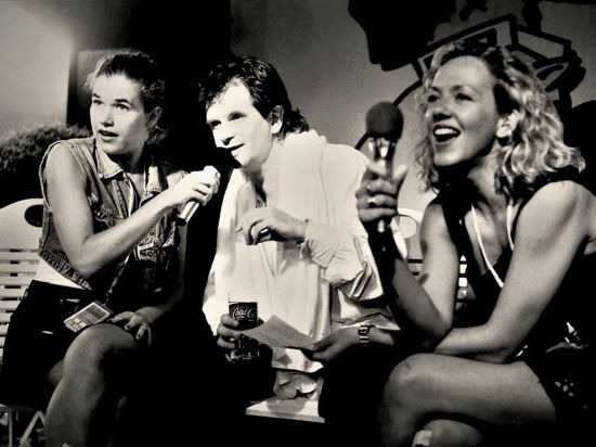 Runrig-Sänger Donnie Monroe im Gespräch mit den damaligen Radiomoderatorinnen Anke Engelke (links) und Evi Seibert nach einem Konzert bei einem Open-Air am 22. Juli 1995 in Balingen. 
