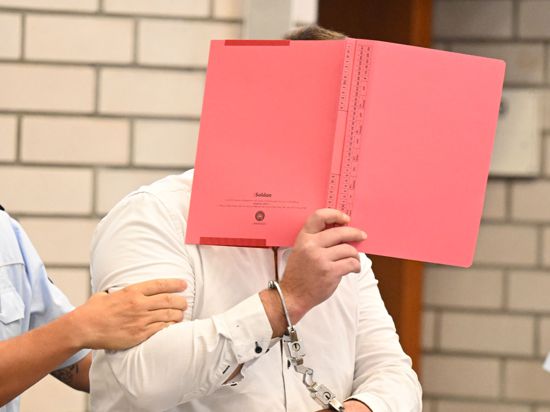 Der Angeklagte im Prozess wegen Mordes an einer Sechsjährigen und Störung der Totenruhe wird in einen Verhandlungssaal im Landgericht Baden-Baden geführt. Der heute 34-jährige soll das Mädchen laut Staatsanwaltschaft mit einem Messer getötet haben, „um sich hierdurch und anschließend mithilfe ihres Leichnams sexuell zu erregen“.