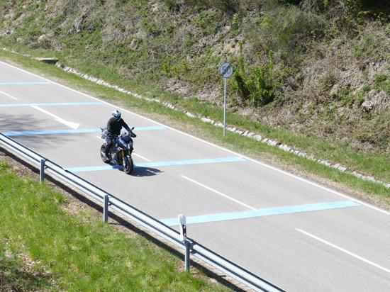 Motorrad fährt über Rüttelstreifen