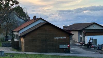 Blick auf Gebäude des Weinguts Nägelsförst in Varnhalt.