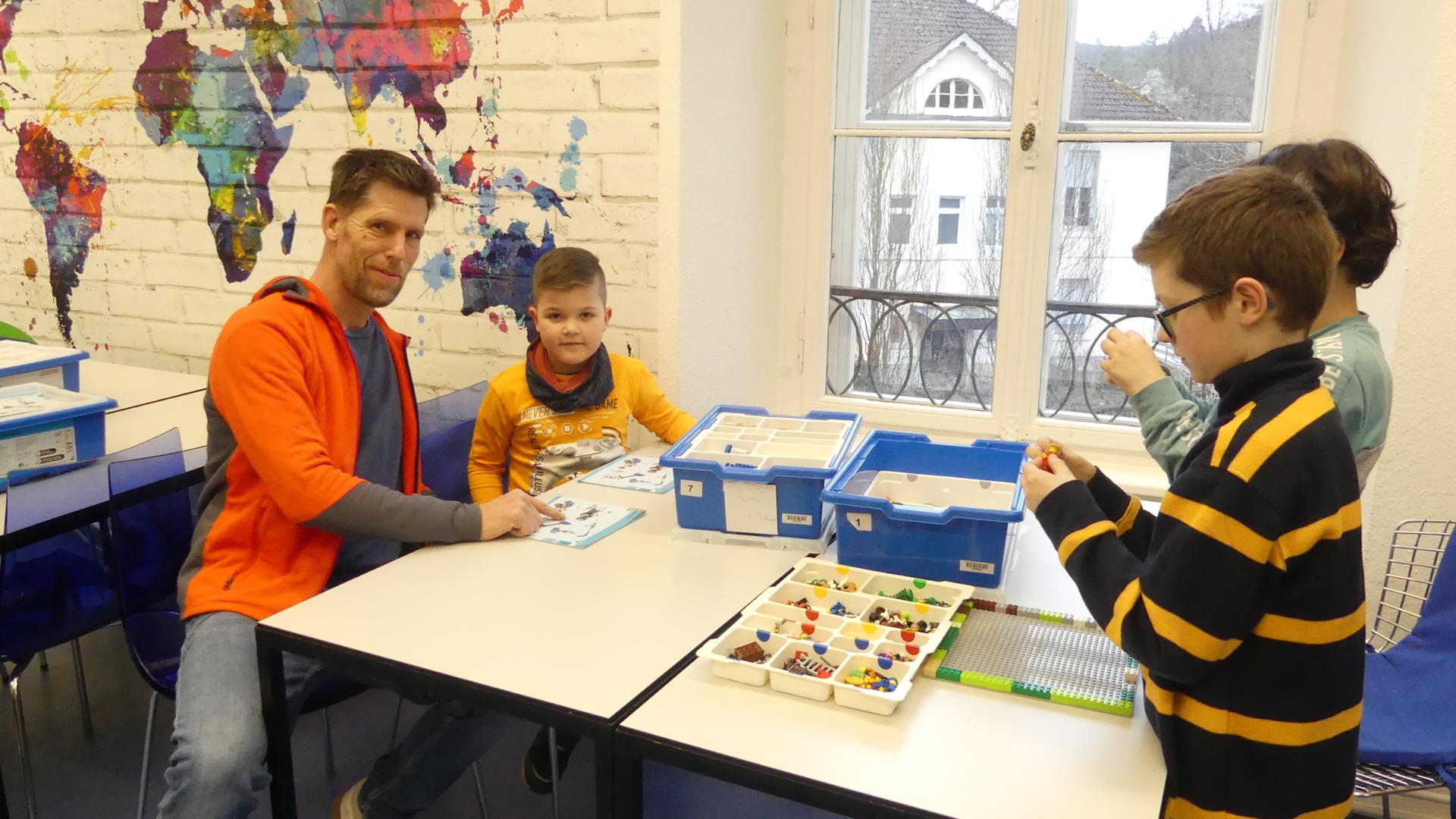 Martin Kuhnsch unterstützte die Kinder beim Tüfteln mit dem dem LEGO Education System 