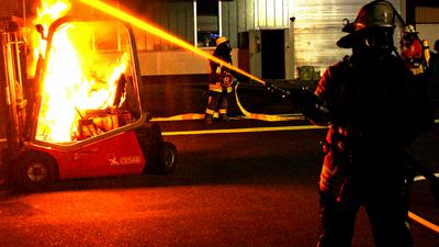 Feuerwehr im Nachteinsatz: Atemschutzgeräteträger löschen auf einem Firmengelände einen brennenden Gabelstapler. Auch die Belastungsübungen dieser Spezialisten in der Übungsanlage mussten wegen Corona verschoben werden.
