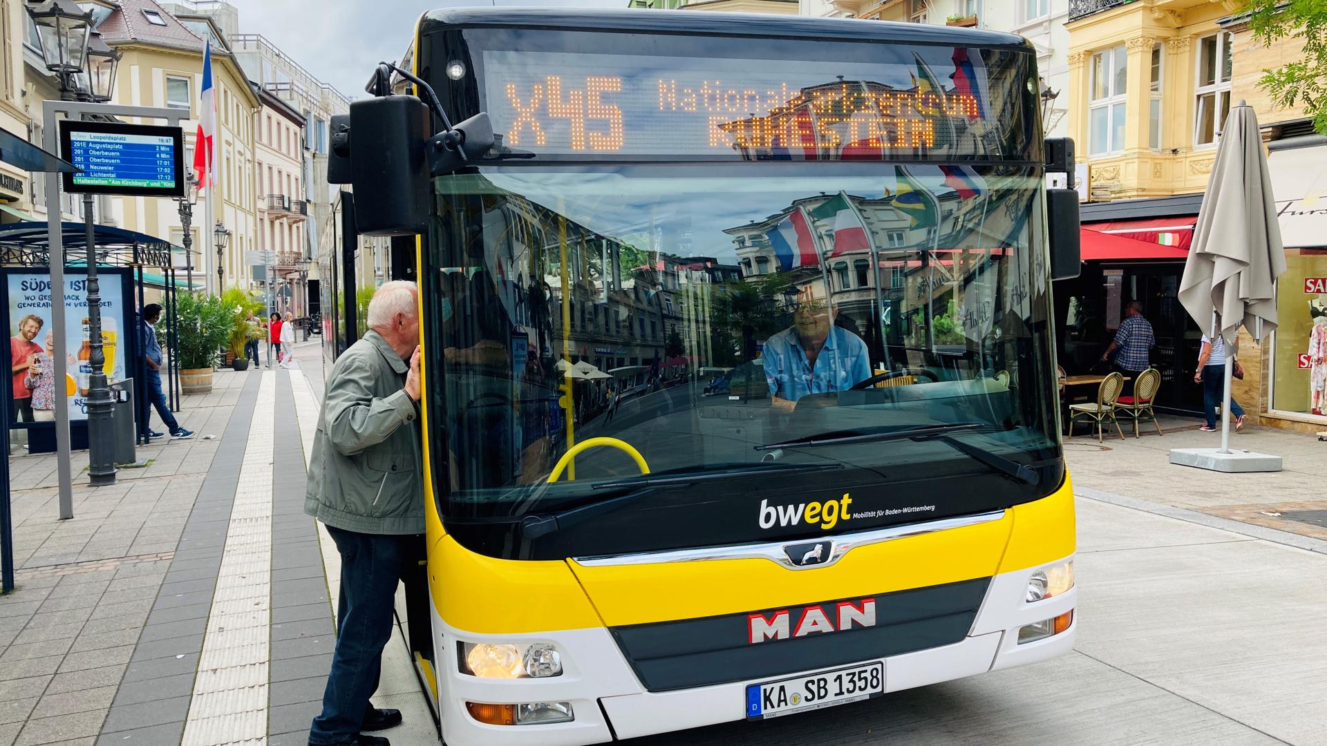 Ein Mann steigt in Baden-Baden in einen Bus. 